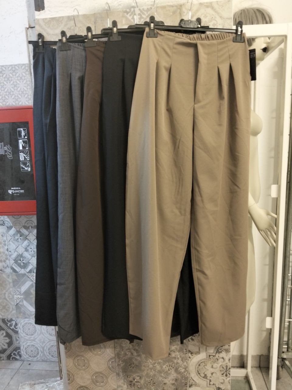 Pantaloni palazzo a vita bassa con pinces frontali