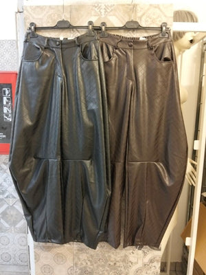 pantalone balloon in pelle con trama lavorata