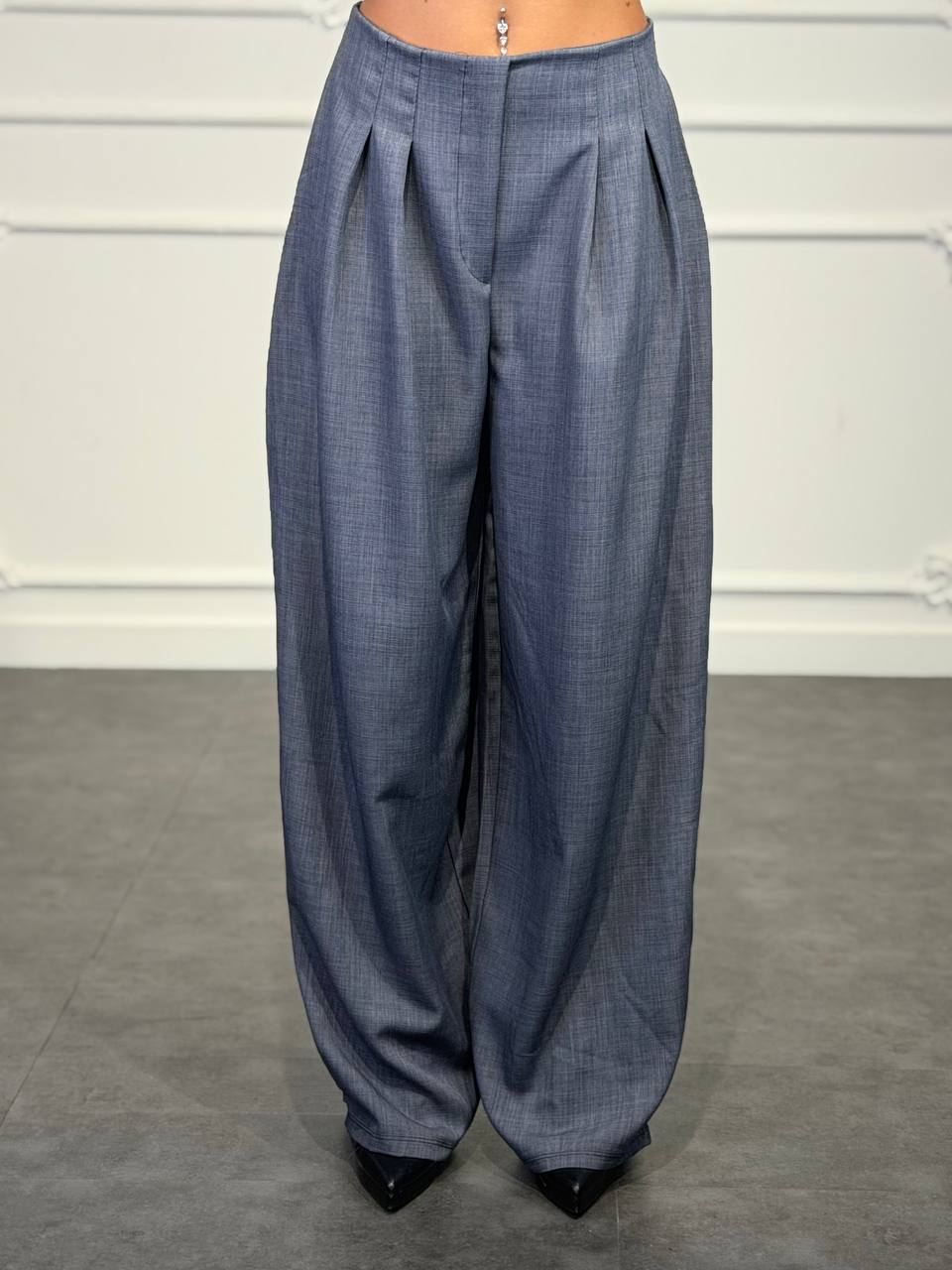 Pantaloni palazzo a vita bassa con pinces frontali