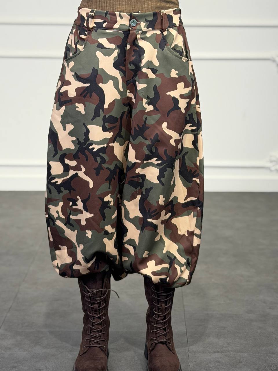 Pantaloni  con stampa camouflage e vita elasticizzata