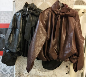 bomber in pelle con fiocco