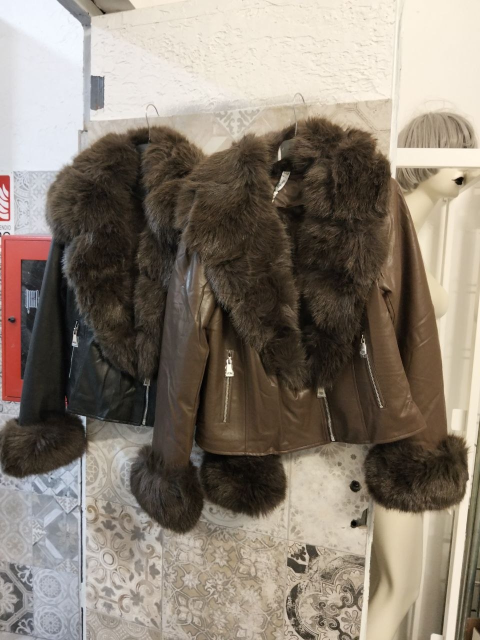 giacchetto in pelle con pelliccia collo e polsini