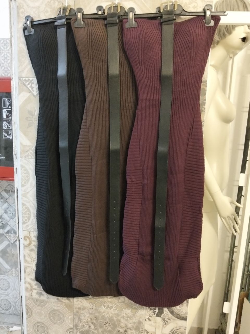 Abito lungo in maglia a coste con cintura inclusa