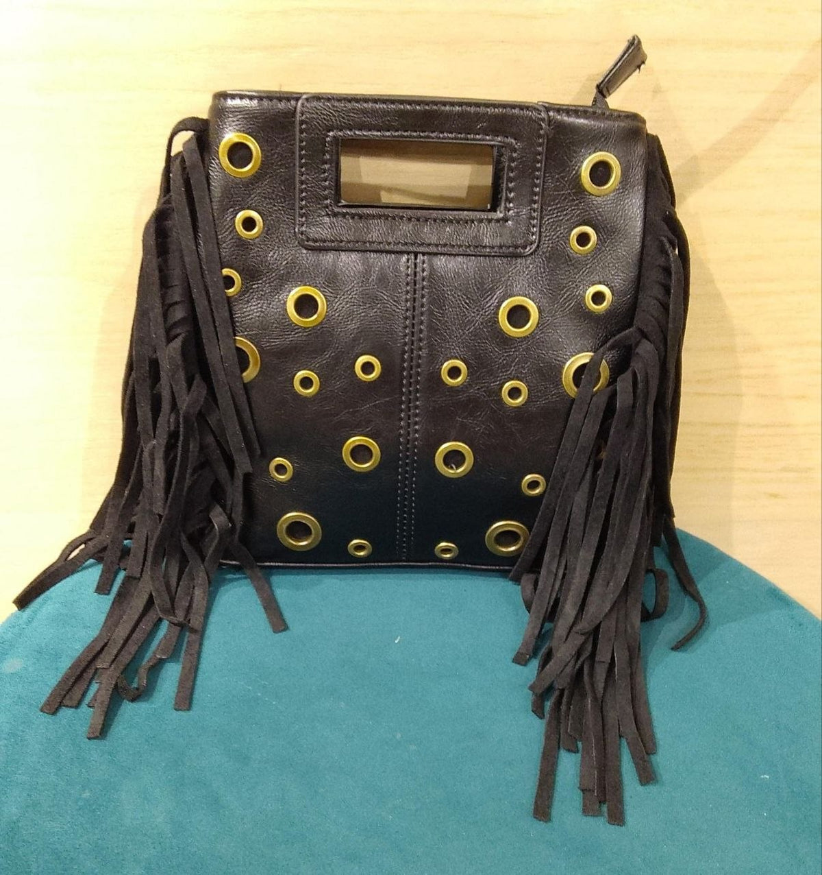 Borsa a mano con frange e bulloni oro