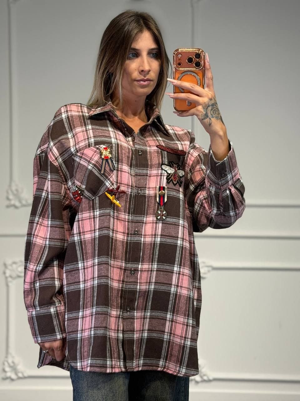 camicia con spille
