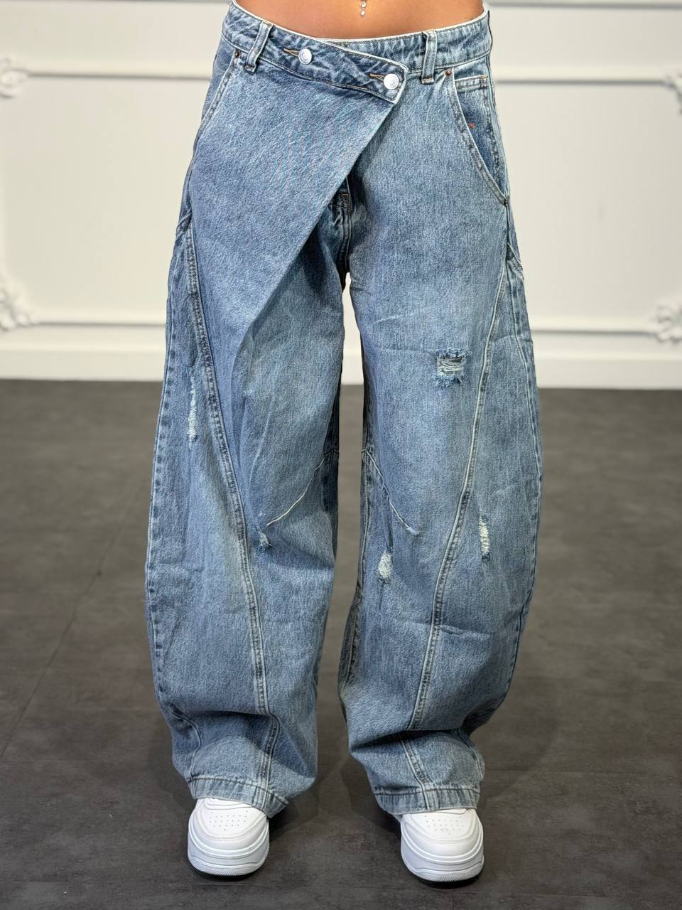 jeans con bottone sovrapposto