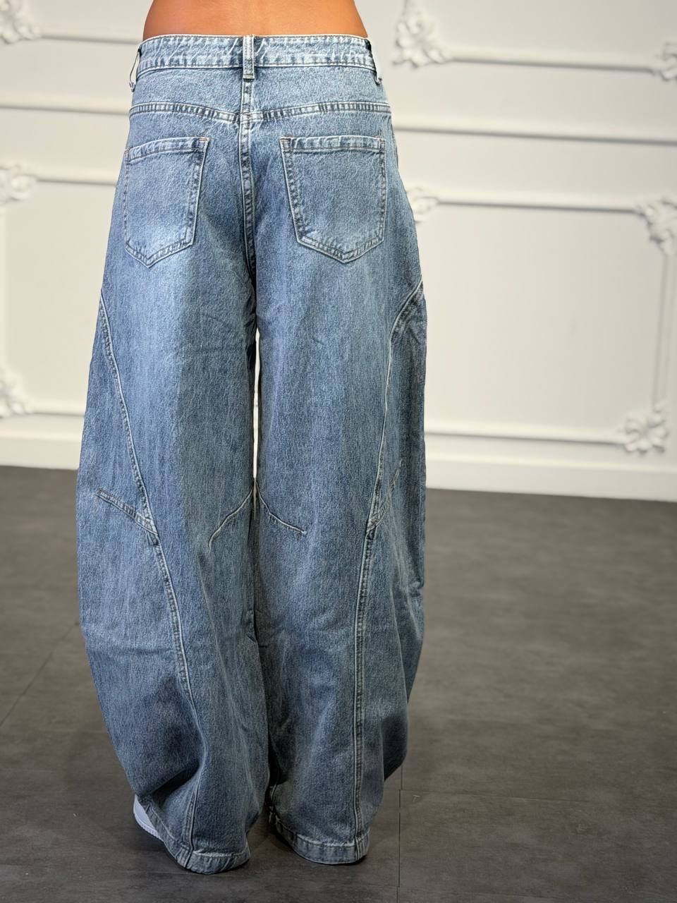 jeans con bottone sovrapposto