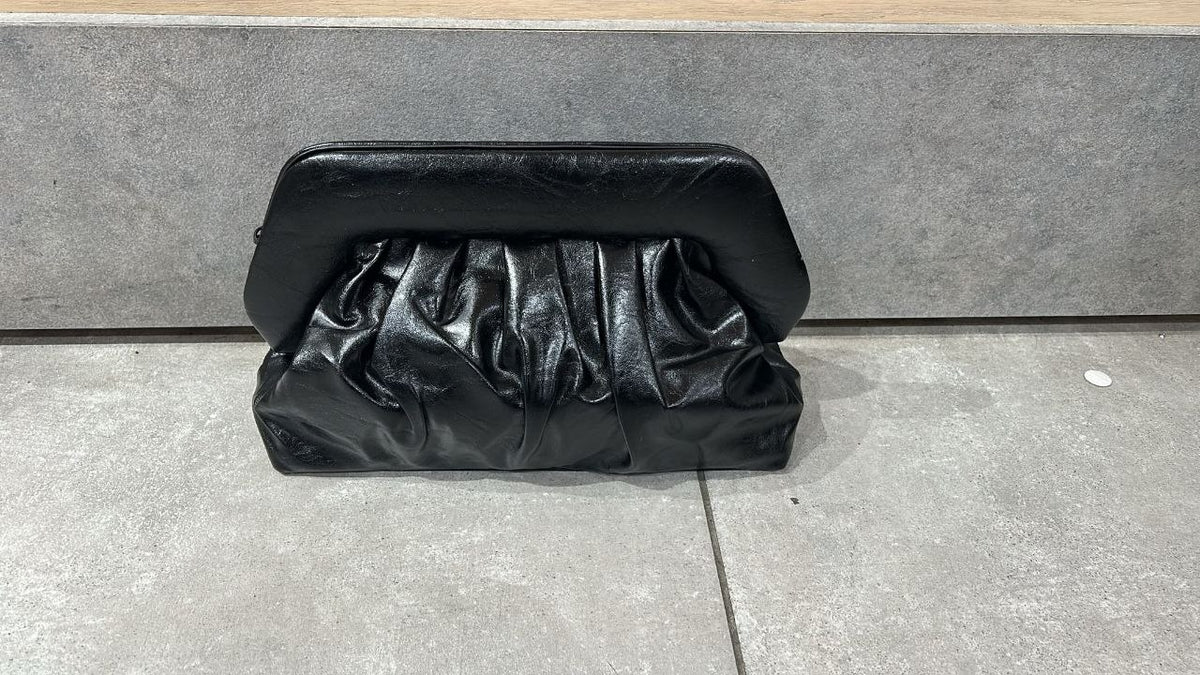 Pochette effetto pelle arricciata con chiusura rigida superiore