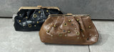 Pochette effetto pelle arricciata con borchie,