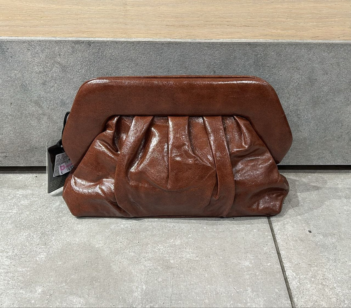 Pochette effetto pelle arricciata con chiusura rigida superiore