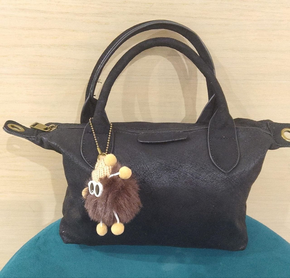 borsa a barca con ciondolo
