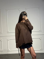 Maglia oversize con tagli sul fondo e lacci laterali