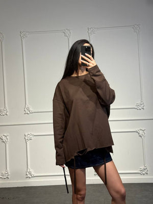 Maglia oversize con tagli sul fondo e lacci laterali