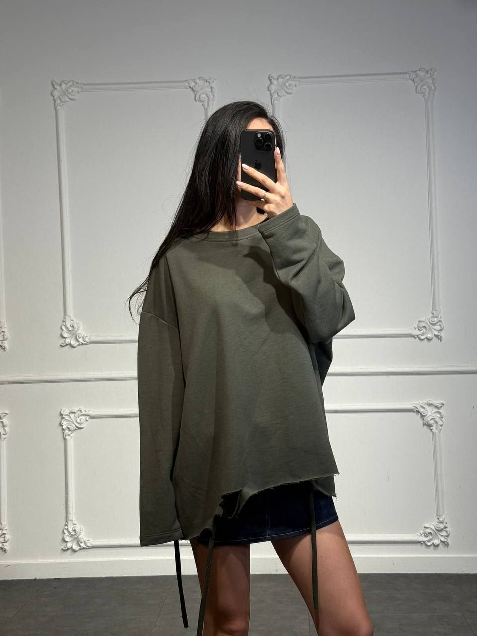 Maglia oversize con tagli sul fondo e lacci laterali