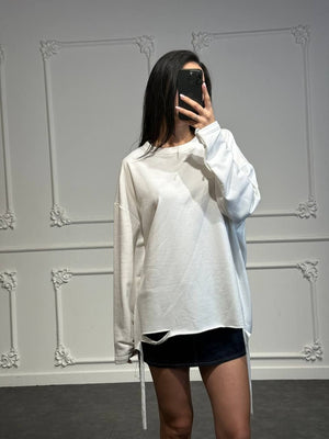 Maglia oversize con tagli sul fondo e lacci laterali