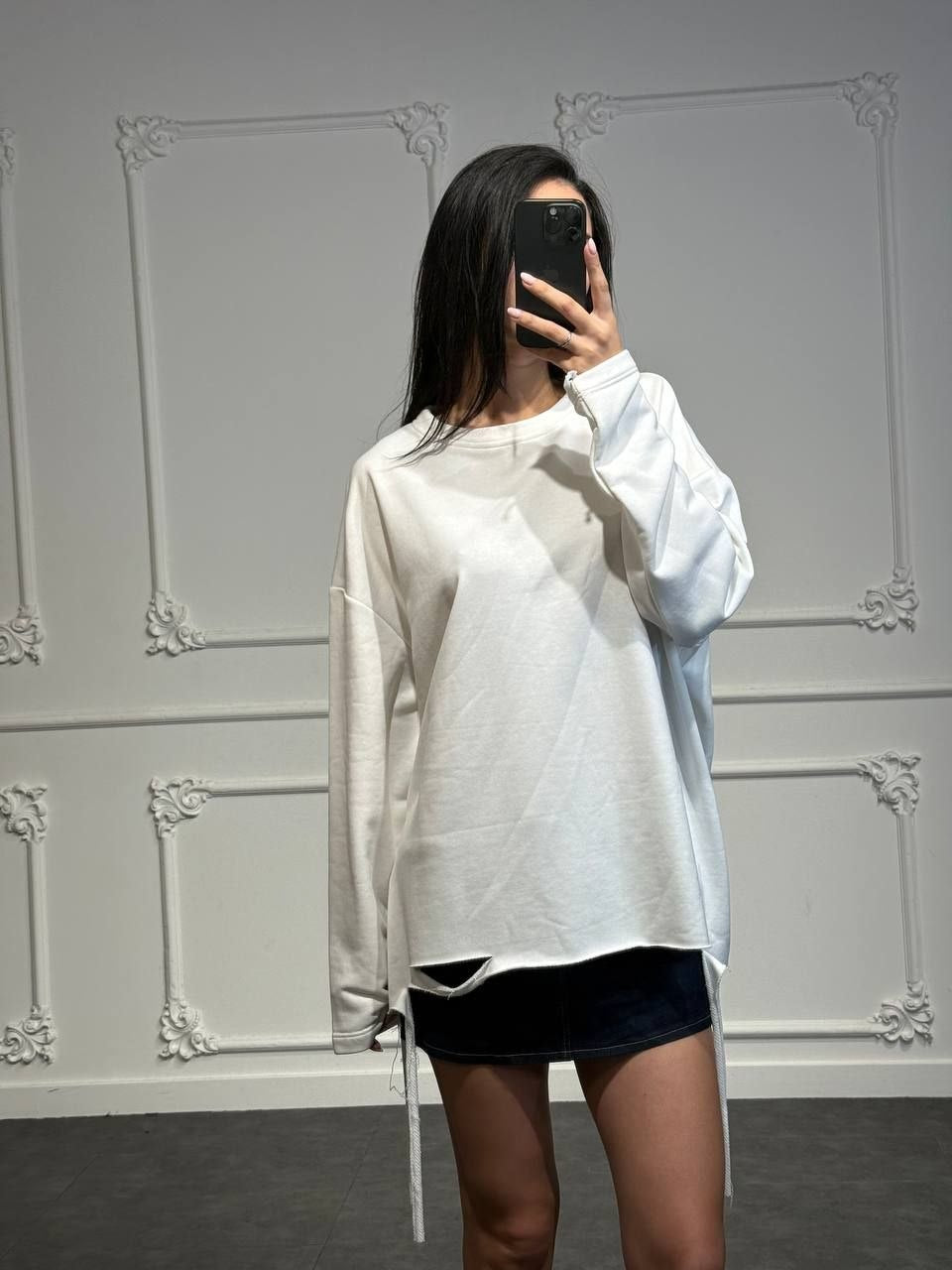 Maglia oversize con tagli sul fondo e lacci laterali