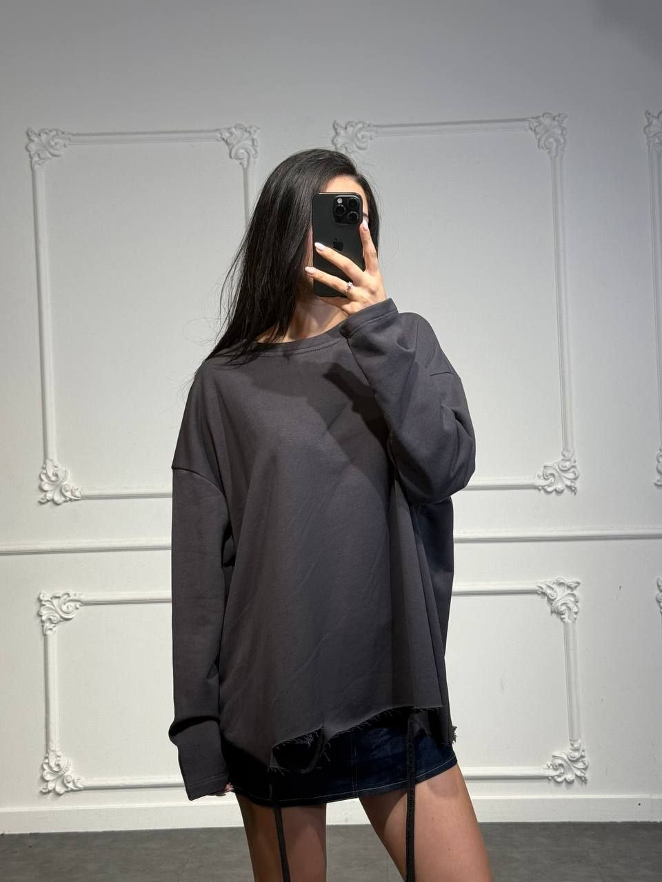 Maglia oversize con tagli sul fondo e lacci laterali