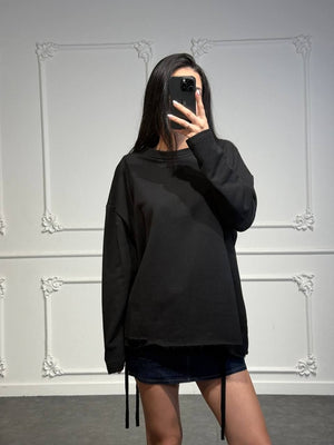 Maglia oversize con tagli sul fondo e lacci laterali