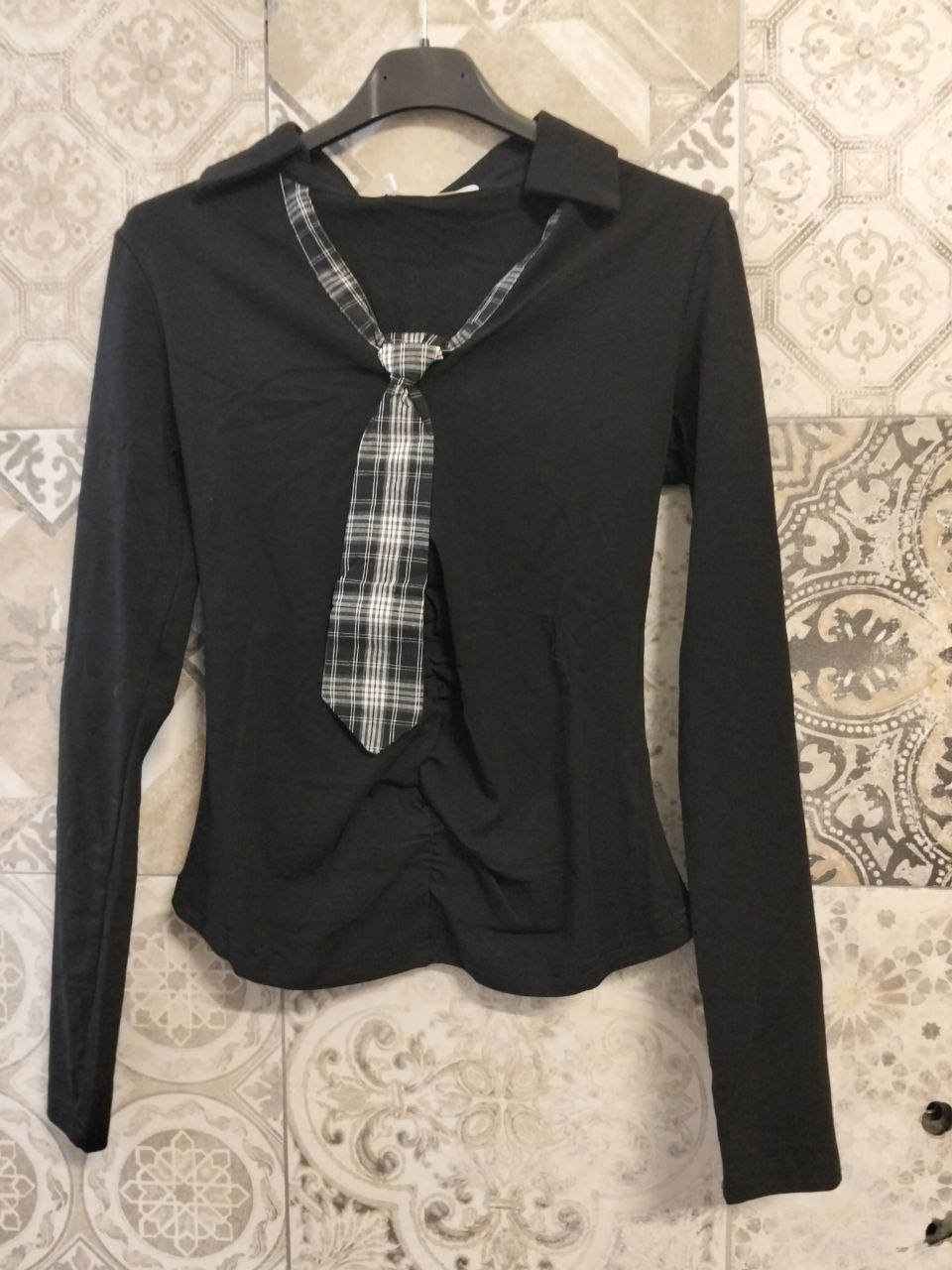 maglia con cravatta
