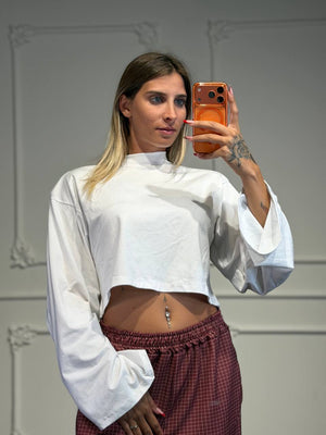 Maglia cropped oversize e maniche ampie