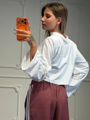 Maglia cropped oversize e maniche ampie