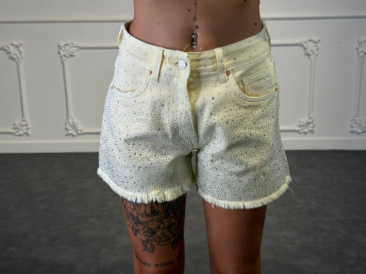 shorts gialli con strass