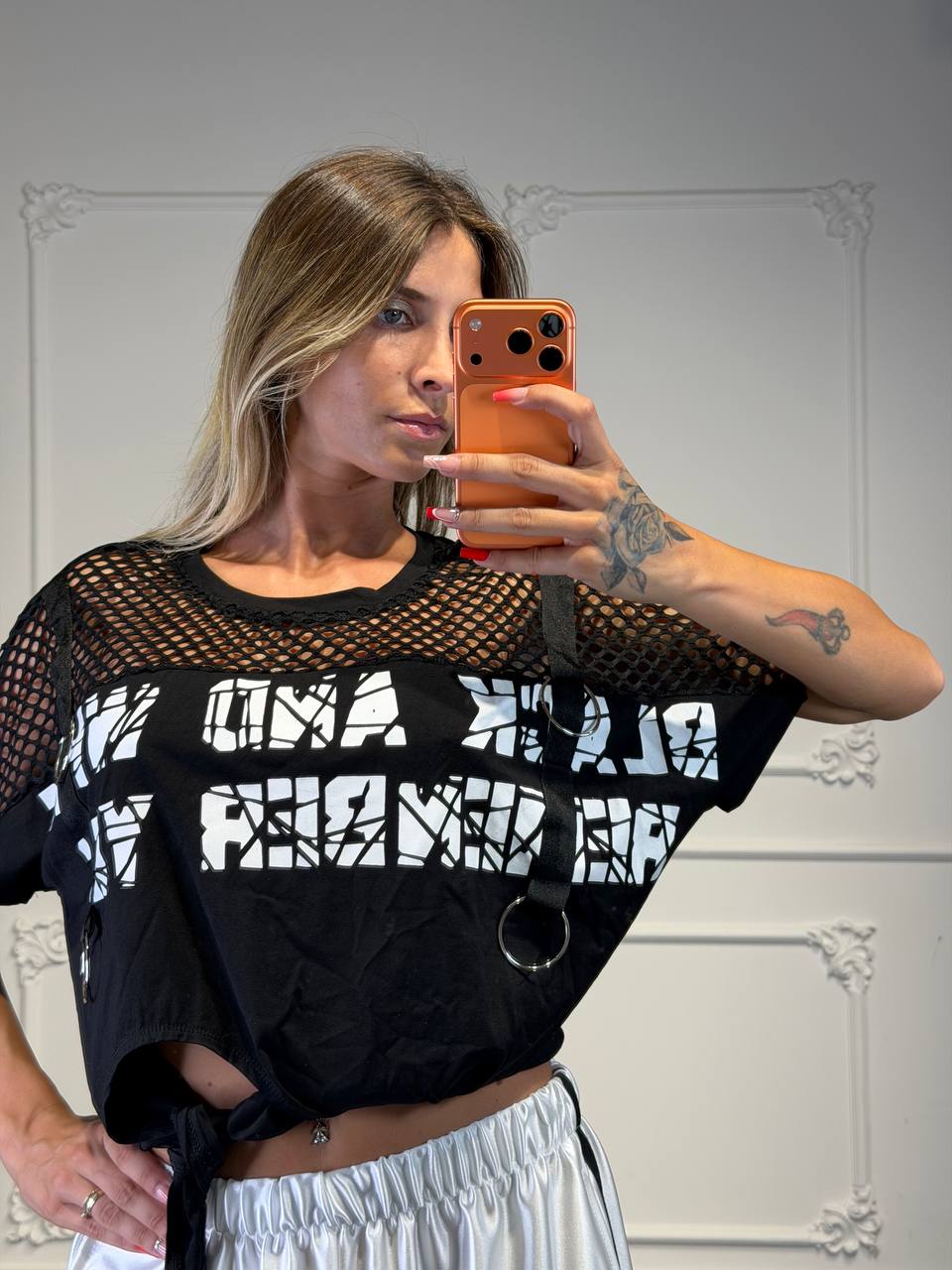 maglia a rete con scritte