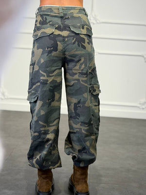 jeans cargo mimetico con tasconi