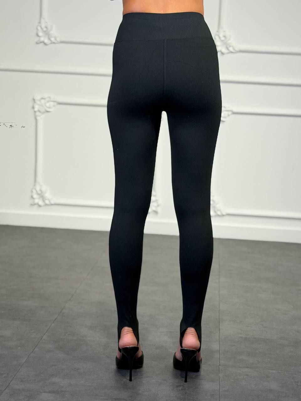 leggins con elastico al piede