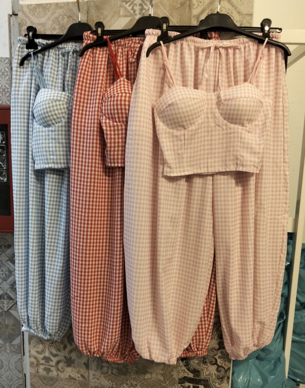 set con top e pantalone ampio a quadri