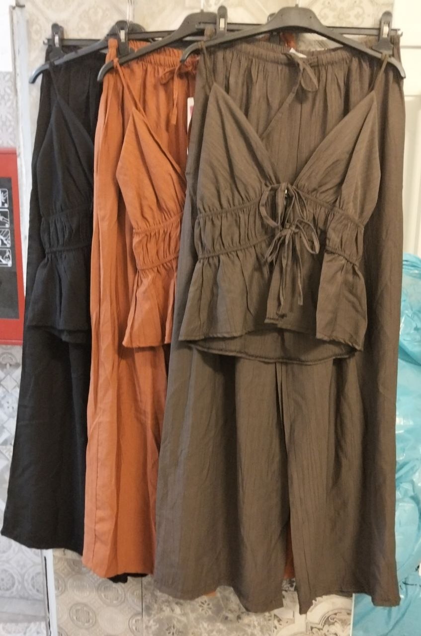 set in lino con top con lacci