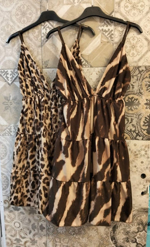 Abito Corto Donna a Balze con Scollo Profondo Spalline Sottili e Stampa Animalier