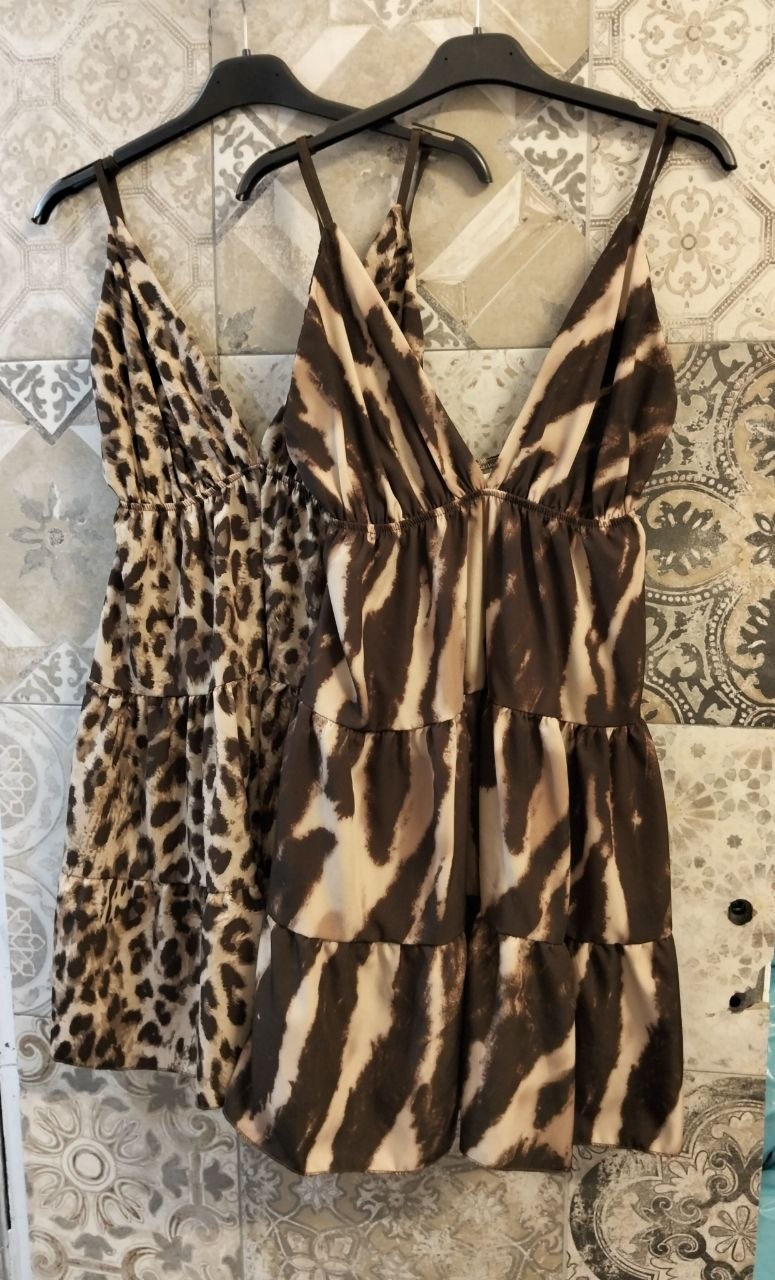 Abito Corto Donna a Balze con Scollo Profondo Spalline Sottili e Stampa Animalier