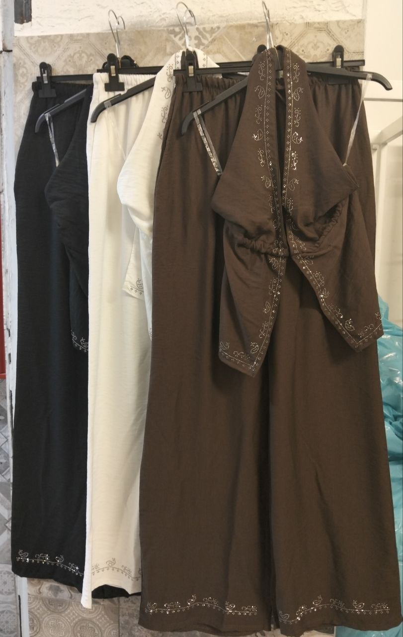 Coordinato Donna Due Pezzi con Top Drappeggiato e Pantaloni Palazzo con Applicazioni