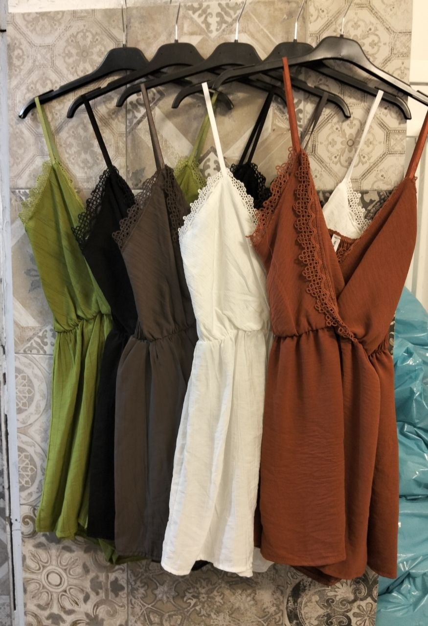 jumpsuit Corta Donna con Scollo Incrociato Bordo in Pizzo e Vita Elasticizzata