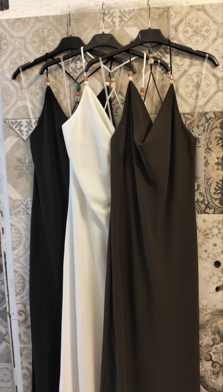 Abito Lungo con Scollo Morbido e Spalline con Perle Decorative