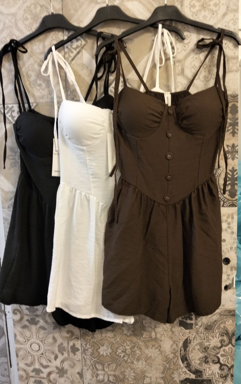Jumpsuit Corta con Coppe Arricciate Bottoni Frontali e Spalline da Annodate