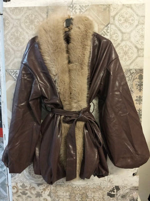 trench lucido con pelliccia