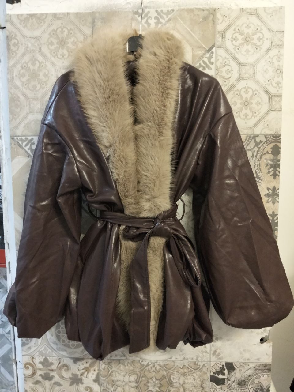 trench lucido con pelliccia
