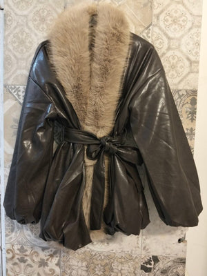 trench lucido con pelliccia
