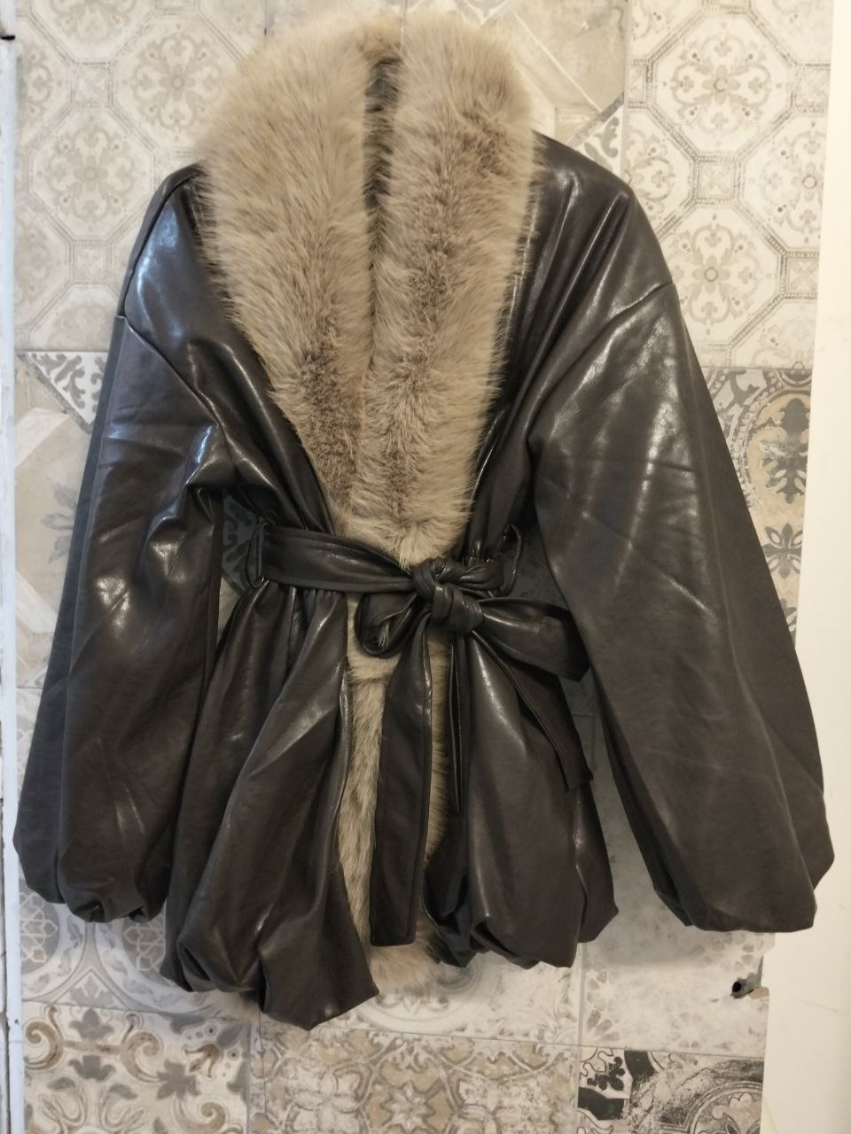 trench lucido con pelliccia