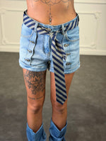 shorts con cravatta