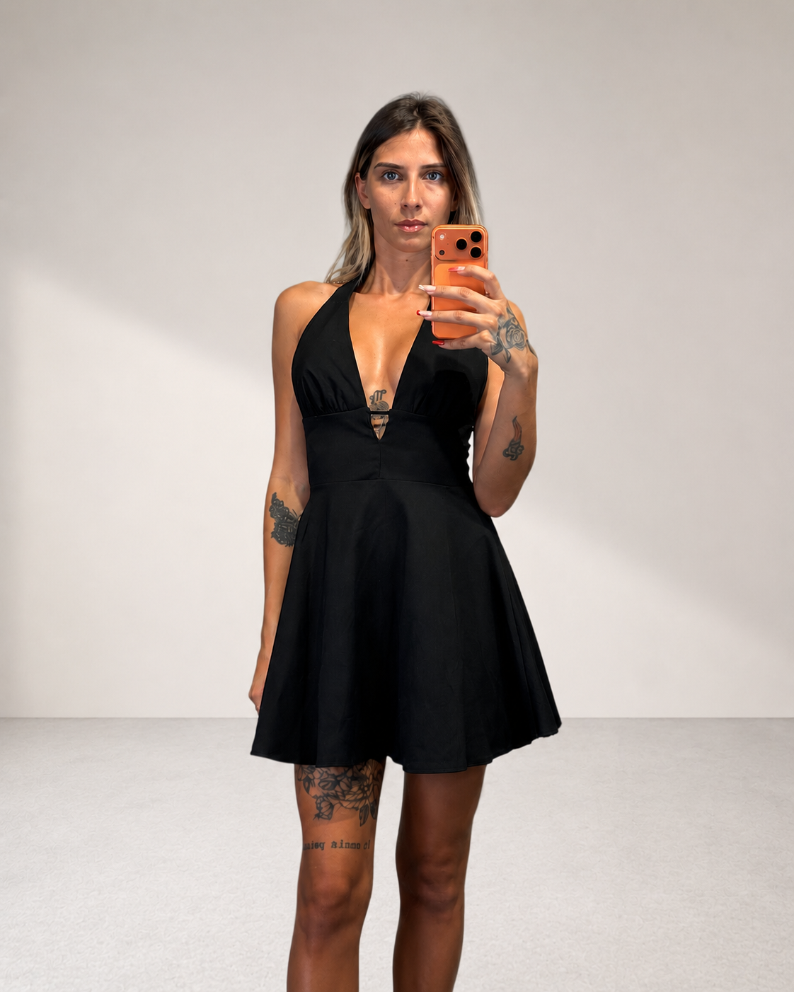 Abito Corto Svasato con Scollo Profondo e Allacciatura al Collo