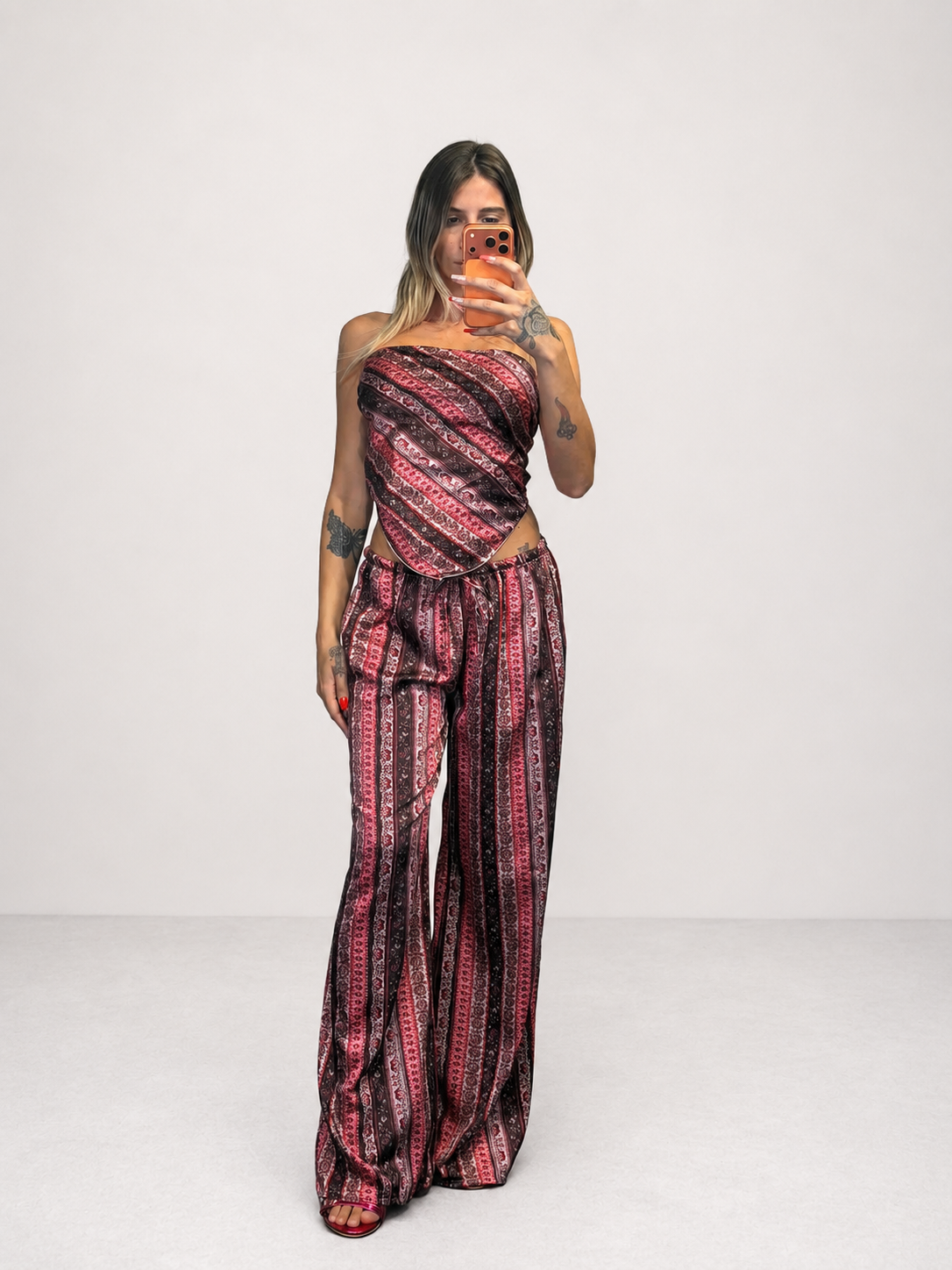 Coordinato Top a Fascia e Pantaloni Palazzo con Stampa Ornamentale