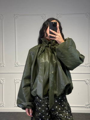 bomber in pelle con fiocco