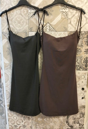 Abito corto aderente con scollo morbido e spalline sottili - Dverso Fashion