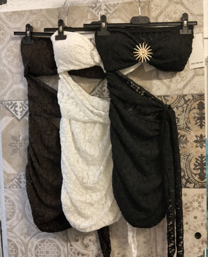 Abito Corto in Pizzo con Cut Out Laterale Drappeggio e Spilla Sole - Dverso Fashion
