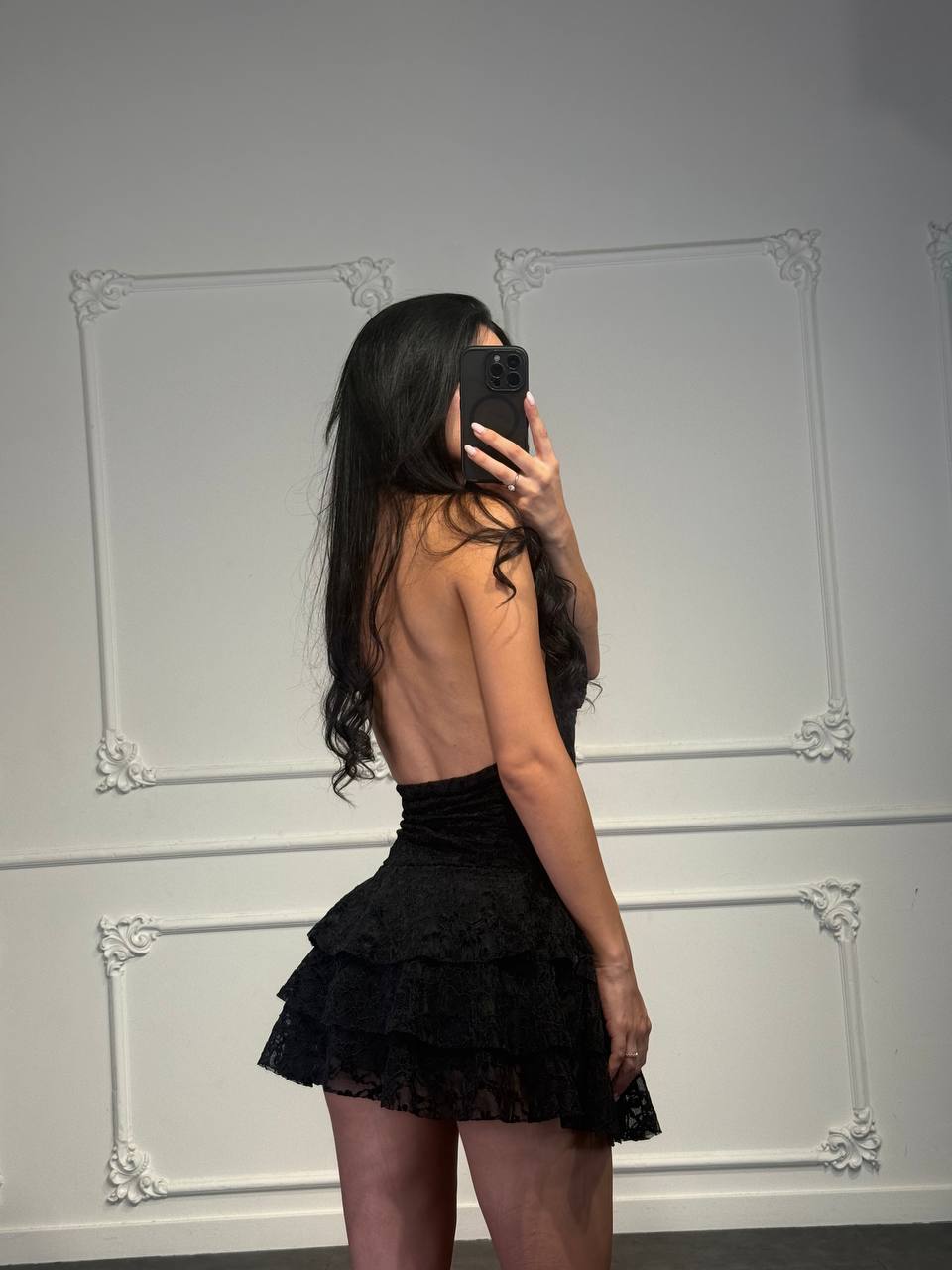 Abito corto in pizzo con scollo profondo e gonna a balze - Dverso Fashion