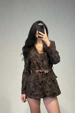 blazer con fiori in rilievo e cinta - Dverso Fashion
