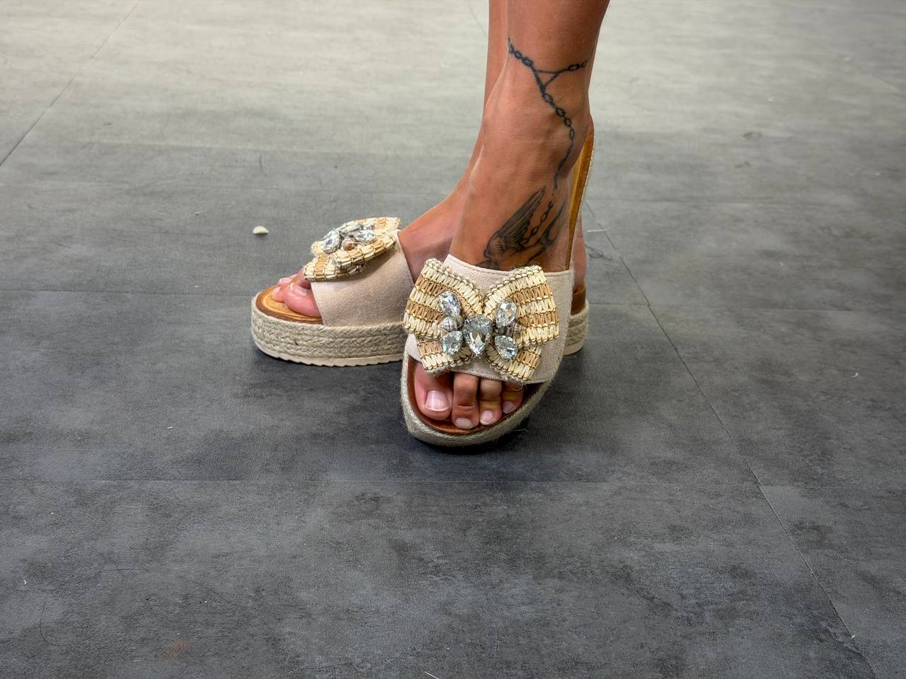 ciabatta con platform e fiore - Dverso Fashion